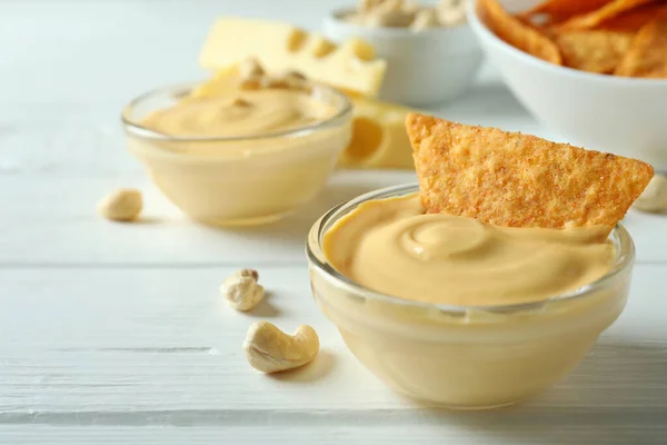 Snacks Con Salsa Queso Sobre Mesa Madera Blanca —  Fotos de Stock