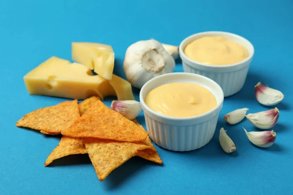 Salsa Queso Ingredientes Patatas Fritas Sobre Fondo Azul —  Fotos de Stock