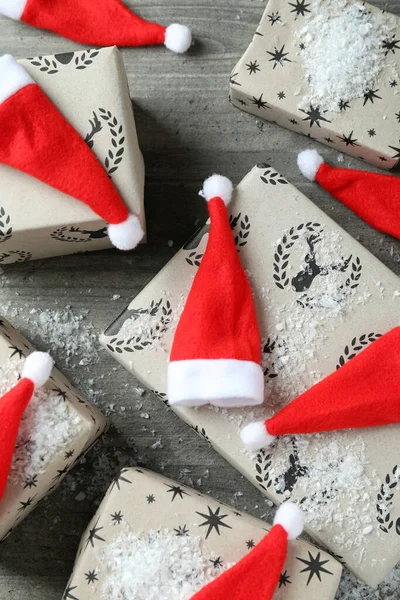 Santa Hats Gift Boxes Gray Textured Table — Stock Photo, Image