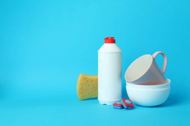 Mavi arkaplanda bulaşık deterjanı aksesuarları kavramı