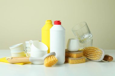 Beyaz masadaki farklı bulaşık deterjanı aksesuarları