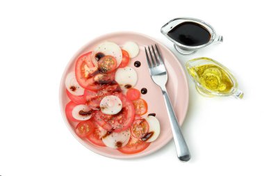 Beyaz arka planda izole edilmiş lezzetli domates carpaccio.