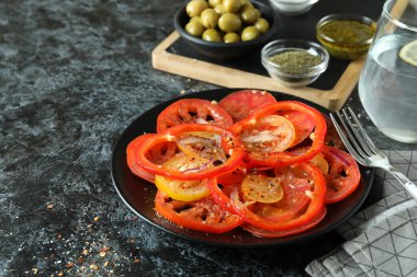 Siyah dumanlı masada domates carpaccio ile lezzetli yemek kavramı