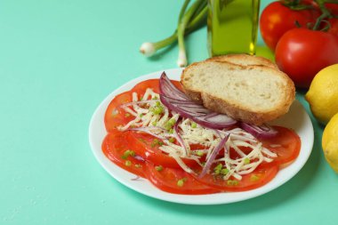 Nane arkaplanda domates carpaccio ile lezzetli yemek kavramı