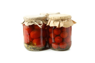 Beyaz arka planda izole edilmiş domates kavanozları.