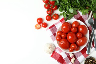 Beyaz masada domatesli sebze turşusu kavramı