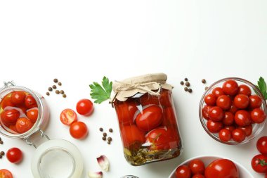Beyaz masada domatesli sebze turşusu kavramı