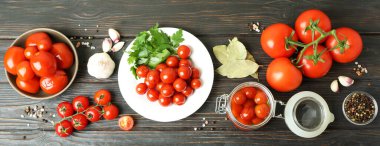 Kırsal ahşap masada domatesli sebze turşusu kavramı