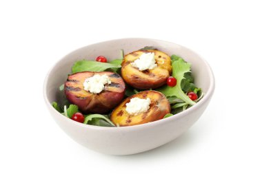 Beyaz arka planda ızgara şeftalili salata.