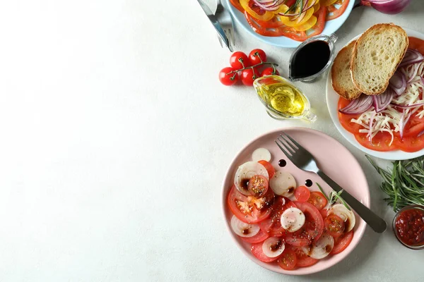 Paradicsom Carpaccio Ízletes Ételének Koncepciója Fehér Texturált Asztalon — Stock Fotó