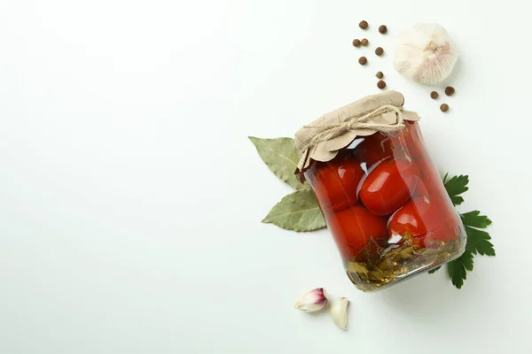 Pot Avec Tomates Marinées Ingrédients Sur Fond Blanc — Photo