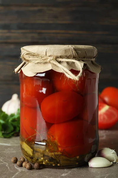 Concepto Verduras Escabeche Con Tomates Mesa Texturizada Gris —  Fotos de Stock