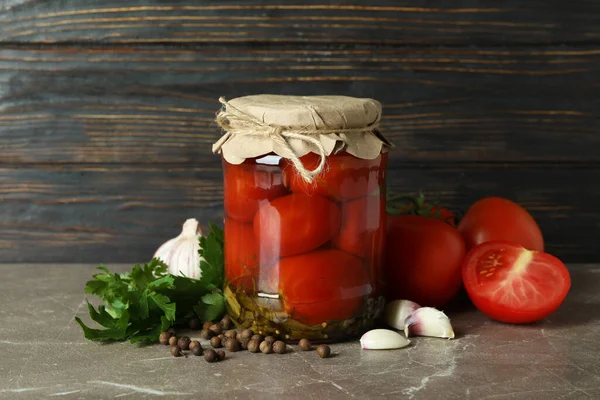 Concepto Verduras Escabeche Con Tomates Mesa Texturizada Gris —  Fotos de Stock