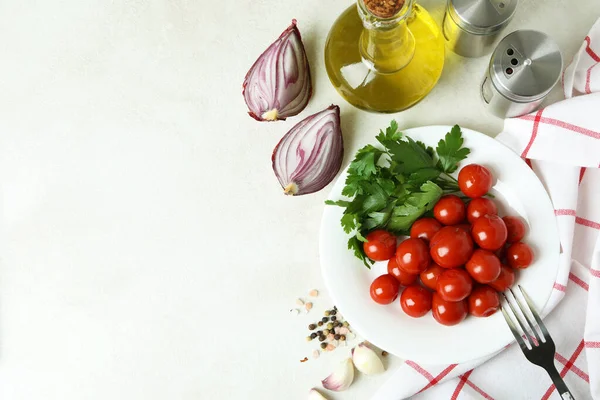 Konzept Von Eingelegtem Gemüse Mit Tomaten Auf Weißem Tisch — Stockfoto