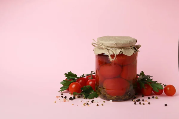 Tarro Con Tomates Escabeche Ingredientes Sobre Fondo Rosa —  Fotos de Stock