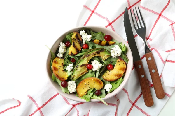 Conceito Salada Saborosa Com Pêssego Grelhado Fundo Branco — Fotografia de Stock