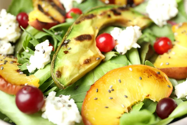 Sallad Med Smakrik Grillad Persika Och Avokado Närbild — Stockfoto