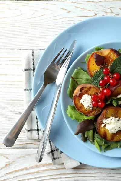 Tallrik Med Sallad Med Grillad Persika Vitt Träbord — Stockfoto