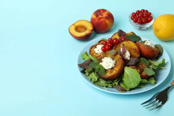 Teller Salat Mit Gegrilltem Pfirsich Auf Blauem Hintergrund — Stockfoto