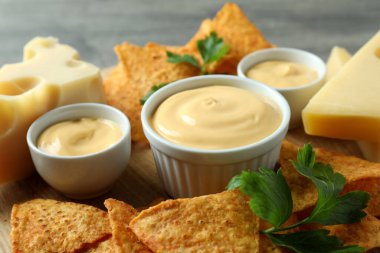 Patates kızartması ve peynir soslu atıştırmalık kavramı.