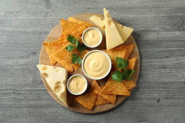 Peynir soslu, cipsli, peynirli ve maydanozlu masa.