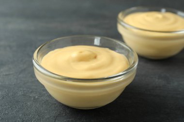 Koyu arkaplanda peynir soslu kaseler