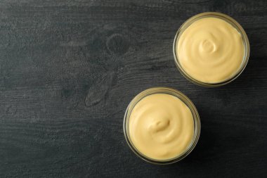 Koyu arkaplanda peynir soslu kaseler