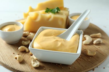 Peynir soslu ve malzemeli pano, kapat.