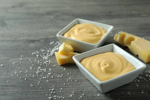 Peynir Soslu Kaseler Peynir Tuz Gri Dokulu Masada — Stok fotoğraf
