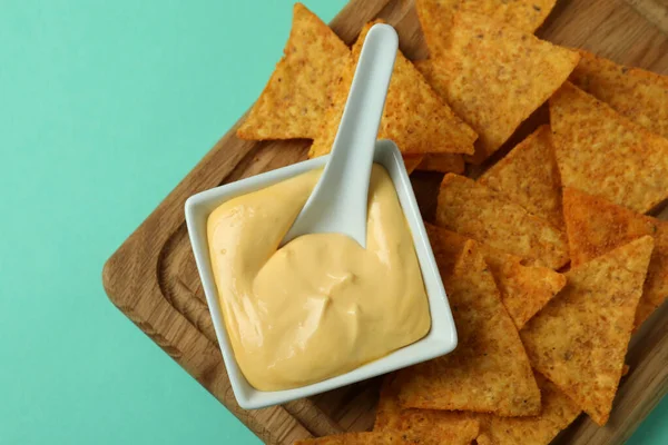 Junta Con Salsa Queso Papas Fritas Sobre Fondo Menta —  Fotos de Stock