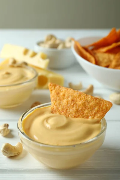 Snacks Con Salsa Queso Sobre Mesa Madera Blanca —  Fotos de Stock