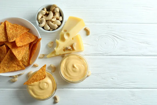 Snacks Con Salsa Queso Sobre Mesa Madera Blanca —  Fotos de Stock