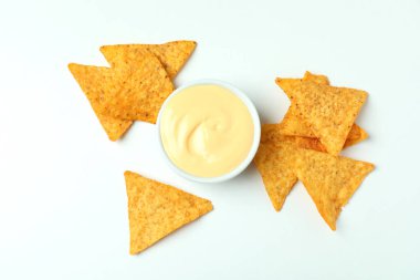 Peynir soslu kase ve beyaz arka planda cips.