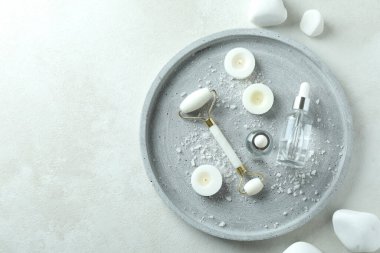 Yüz silindirli cilt bakımı güzellik konsepti