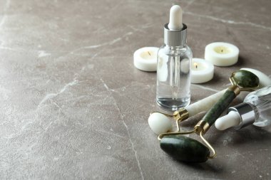 Gri desenli masa üzerinde yüz silindirleri olan cilt bakımı kavramı