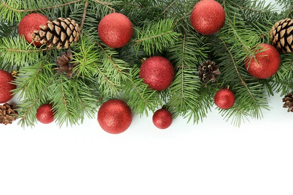 Sparren Takken Met Kerstballen Geïsoleerd Witte Achtergrond — Stockfoto