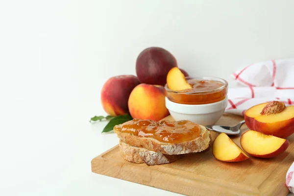 桃のジャム 桃のジャムと白テーブルの上の成分とサンドイッチ — ストック写真
