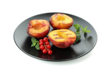 Beyaz arka planda ızgara şeftalili tabak.