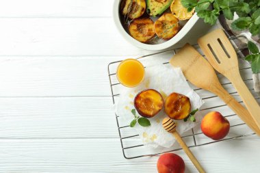 Beyaz ahşap masada ızgara şeftalili lezzetli yemek kavramı