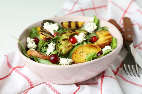 Begreppet God Sallad Med Grillad Persika Närbild — Stockfoto