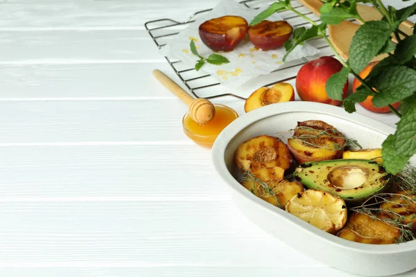 Konzept Des Schmackhaften Essens Mit Gegrilltem Pfirsich Auf Weißem Holztisch — Stockfoto