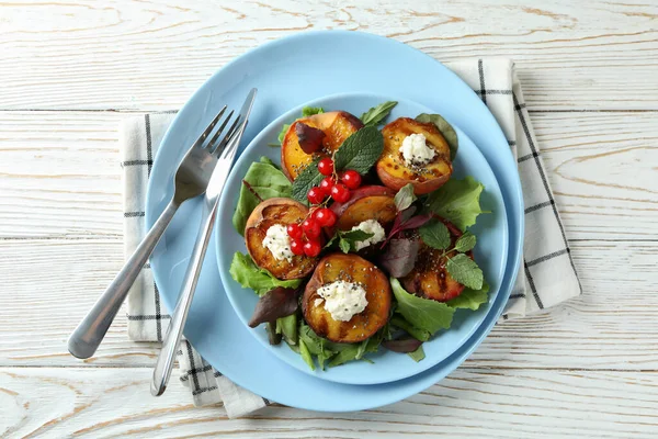 Tallrik Med Sallad Med Grillad Persika Vitt Träbord — Stockfoto