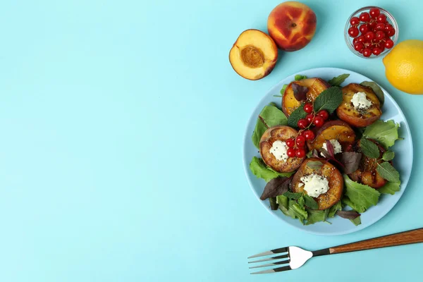 Piring Salad Dengan Persik Panggang Latar Belakang Biru — Stok Foto