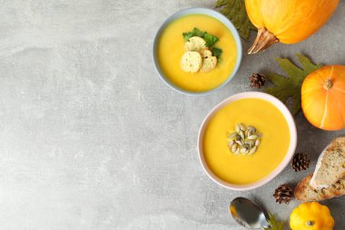 Gri dokulu masada balkabağı çorbası ile lezzetli yemek kavramı