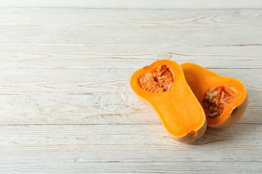 Beyaz ahşap arka planda balkabağı yarımları