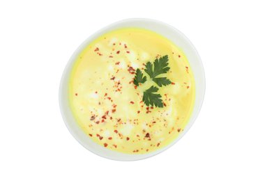 Beyaz arkaplanda izole edilmiş kabak çorbası tabağı