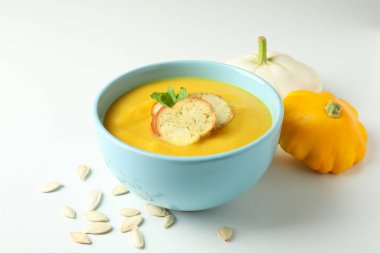 Kabak çorbalı esrar ve beyaz arka planda malzemeler.