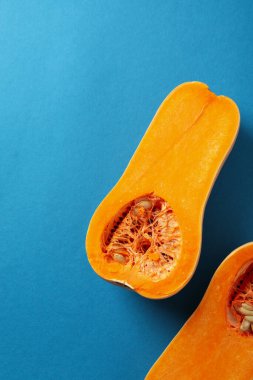 Mavi arkaplanda ham balkabakları, üst görünümde