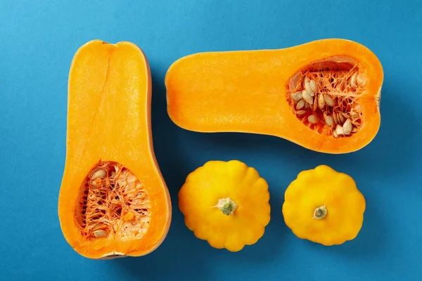 Mavi arkaplanda ham balkabakları, üst görünümde