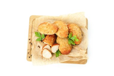 Beyaz arkaplanda pirzola bulunan tahta